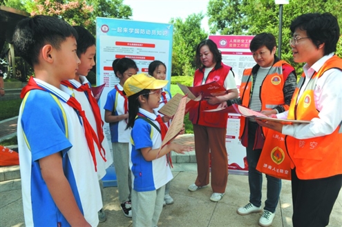 通过开展形式多样的系列活动,不断增强师生国防动员意识,提高国防动员能力 记者 王晓峰 摄